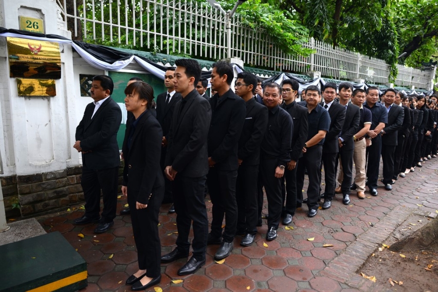 Doan nguoi xep hang vieng nha vua Thai Lan tai Ha Noi hinh anh 3