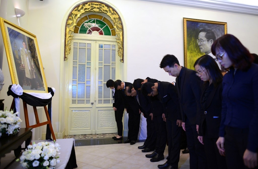 Doan nguoi xep hang vieng nha vua Thai Lan tai Ha Noi hinh anh 8