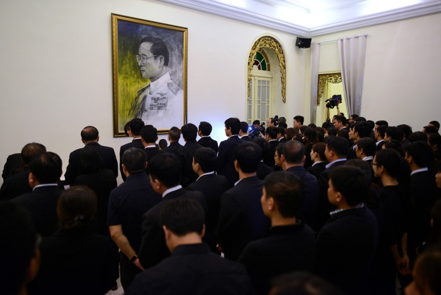 Doan nguoi xep hang vieng nha vua Thai Lan tai Ha Noi hinh anh 9