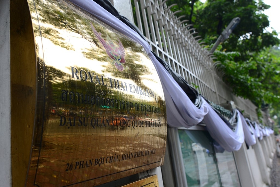 Doan nguoi xep hang vieng nha vua Thai Lan tai Ha Noi hinh anh 16