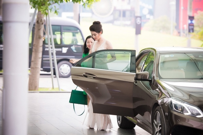 Huyền My khoe ngực với váy ren