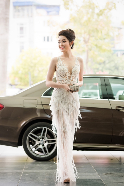 Huyền My khoe ngực với váy ren