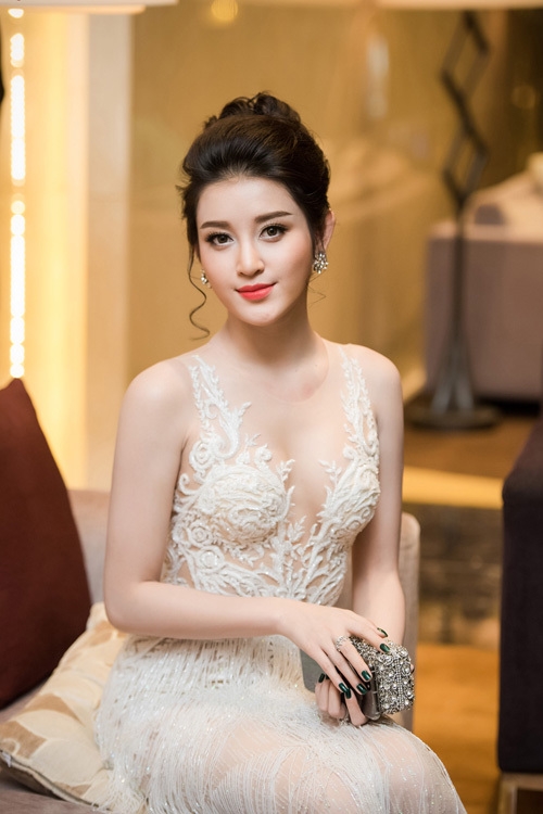 Huyền My khoe ngực với váy ren