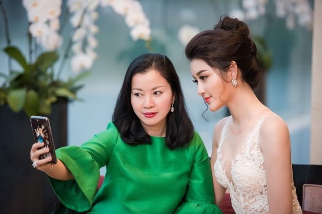 Huyền My khoe ngực với váy ren