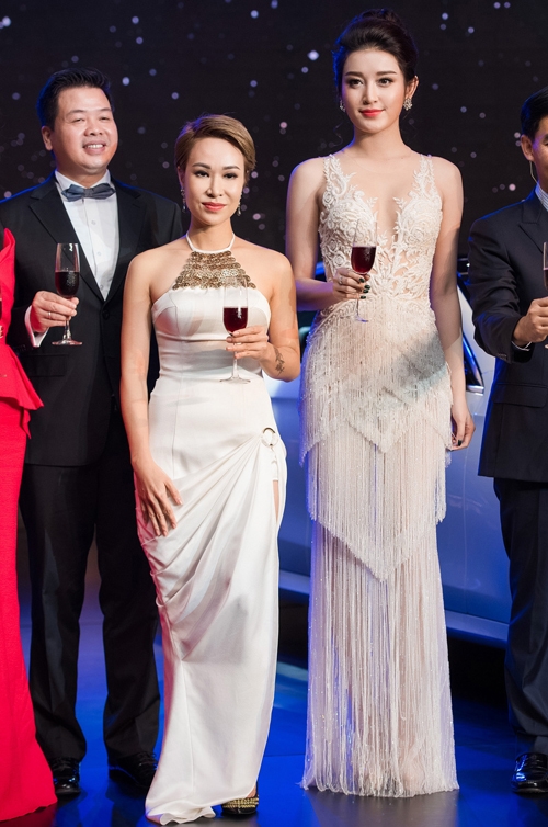 Huyền My khoe ngực với váy ren