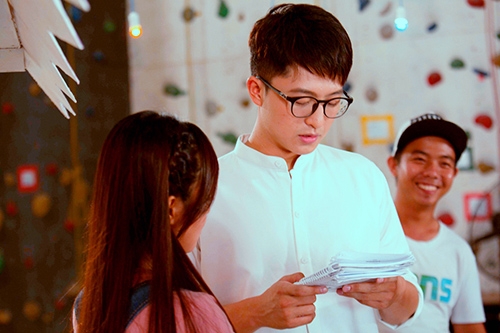 Harry Lu đọc lại kịch bản trước khi quay.
