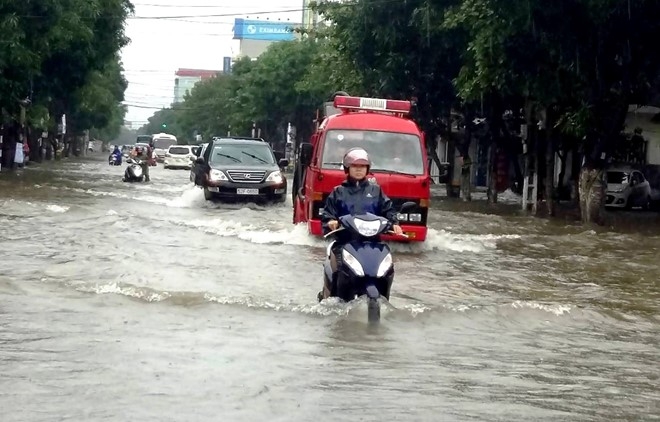 Mua lon khien TP Vinh ngap sau, Ha Tinh 2 nguoi thiet mang hinh anh 1