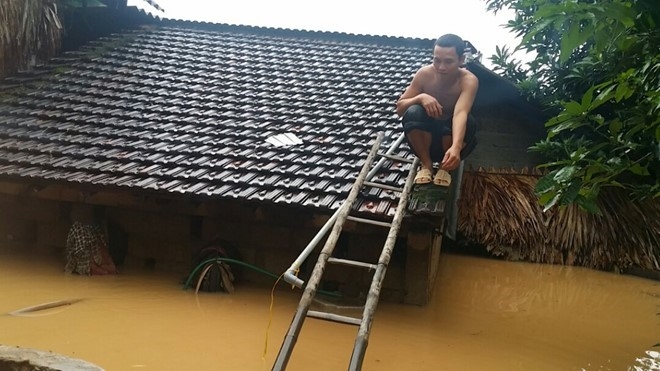Mua lon khien TP Vinh ngap sau, Ha Tinh 2 nguoi thiet mang hinh anh 2