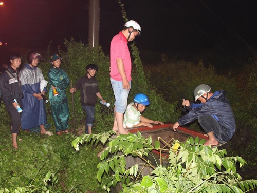 canh-sat-dang-giang-luoi-tim-be-trai-bi-nuoc-mua-cuon-xuong-cong-1