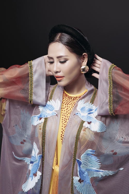 Nguyễn Thị Loan mang áo tứ thân đến Miss Grand International