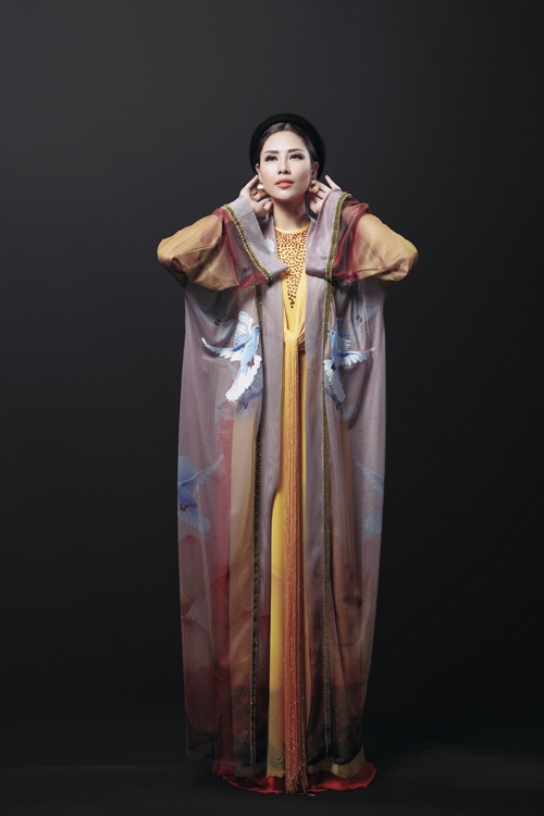 Nguyễn Thị Loan mang áo tứ thân đến Miss Grand International