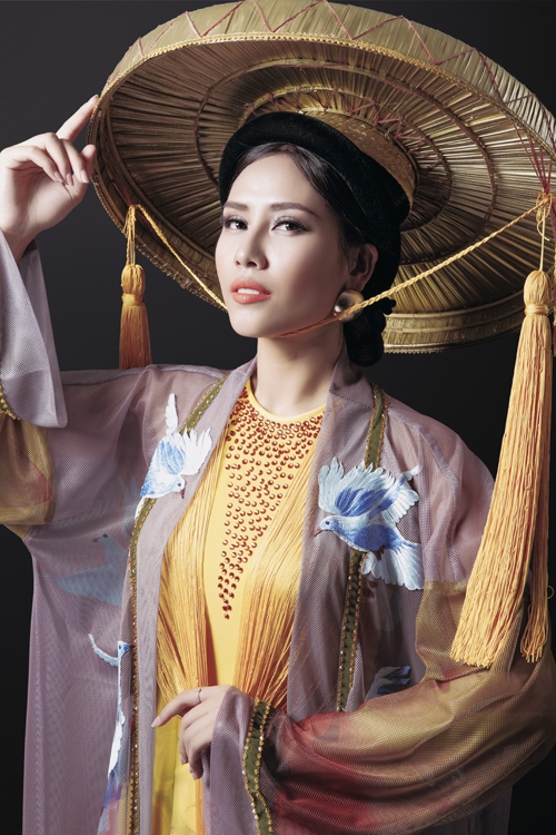 Nguyễn Thị Loan mang áo tứ thân đến Miss Grand International