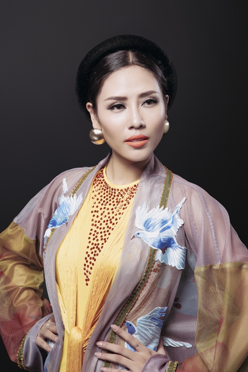 Nguyễn Thị Loan mang áo tứ thân đến Miss Grand International