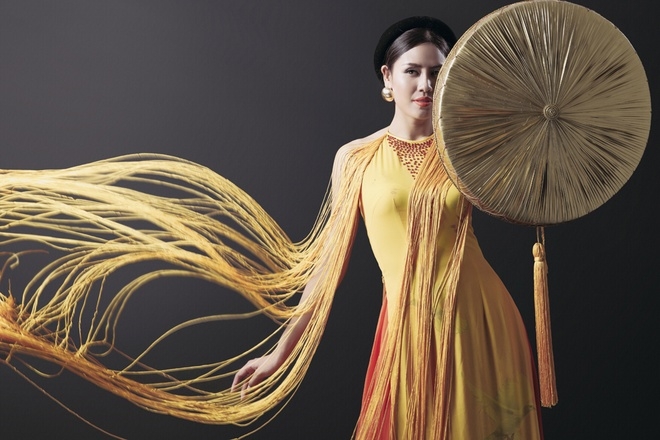 Nguyễn Thị Loan mang áo tứ thân đến Miss Grand International