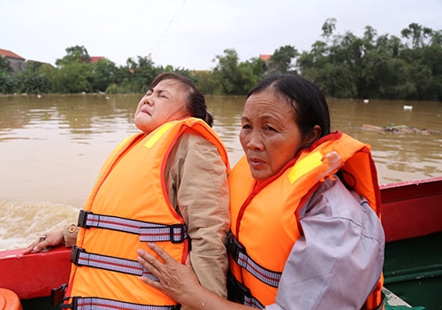 nhieu-san-phu-vuot-can-trong-mua-lu