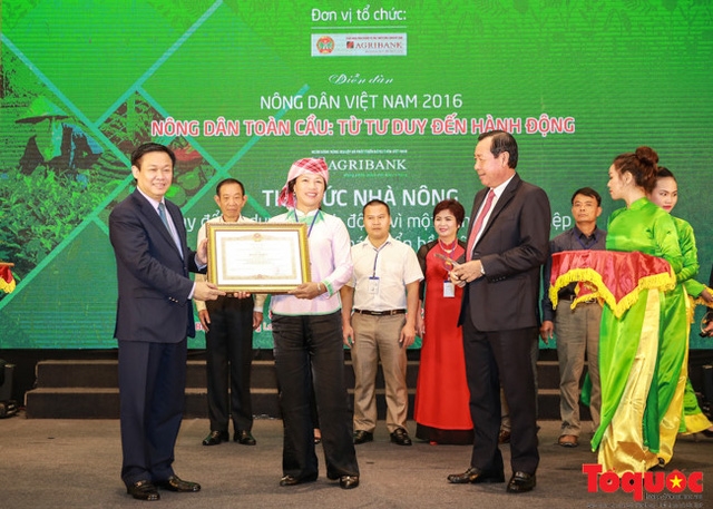  Phó Thủ tướng Vương Đình Huệ trao bằng khen của Thủ tướng Chính phủ cho các nông dân xuất sắc. 