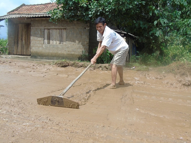 Nhiều con đường bị bùn đất phủ lấp sau cơn lũ