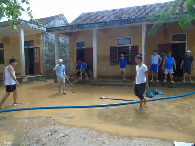 Sáng nay, 16/10 các giáo viên và học sinh Trường THCS Sơn Trạch bắt đầu công việc dọn rửa bùn đất tại các phòng học.