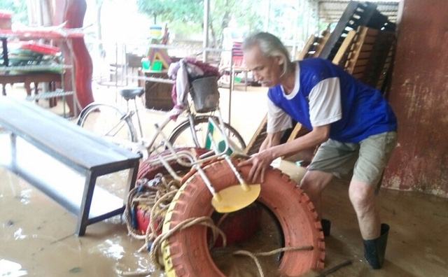 Phụ huynh học sinh Trường mầm non Văn Hoá giúp dọn dẹp, phụ ke bàn ghế và soạn sửa lại để giúp trường sớm ổn định tình hình