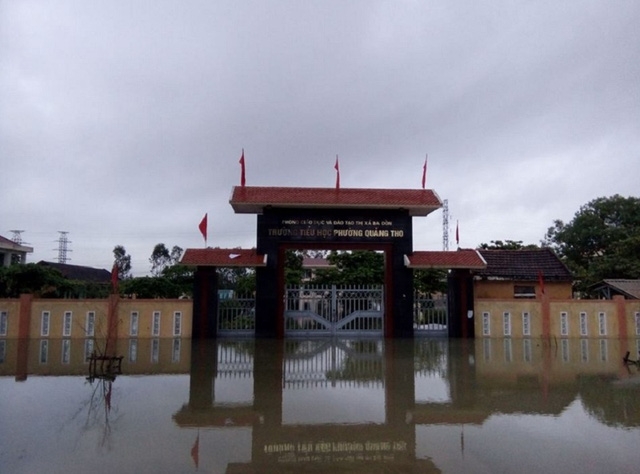 Trường tiểu học phường Quảng Thọ, TX Ba Đồn chìm trong nước lũ