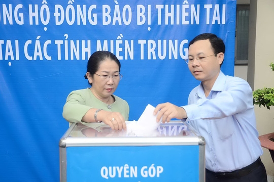 Phó Bí thư Thành ủy TP HCM Võ Thị Dung và Chủ nhiệm Ủy ban Kiểm tra Thành ủy Nguyễn Văn Hiếu đóng góp ủng hộ đồng bào bị thiên tai tại các tỉnh miền Trung. Ảnh: Bảo Ngọc
