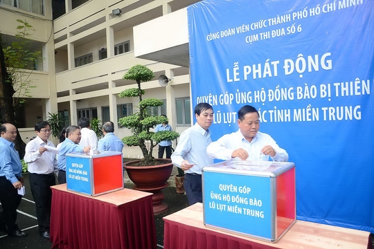 CB-CNV các Ban Đảng của Thành ủy TP HCM ủng hộ đồng bào vùng lũ. Ảnh: Bảo Ngọc