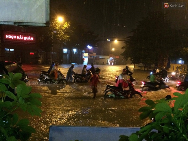 Bình Dương: Lái xe ra giá 2 triệu đồng cho người cứu ô tô bị chết máy ra khỏi biển nước - Ảnh 3.