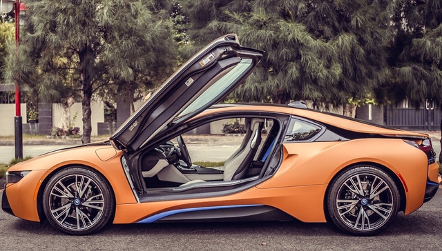  BMW i8 tại Đà Nẵng chọn cho mình màu cam nhám bao phủ toàn bộ ngoại thất, ngoài ra, vẫn là các điểm nhấn quen thuộc của màu xanh ở lỗ mũi lưới tản nhiệt, bên hông hay đuôi xe. 