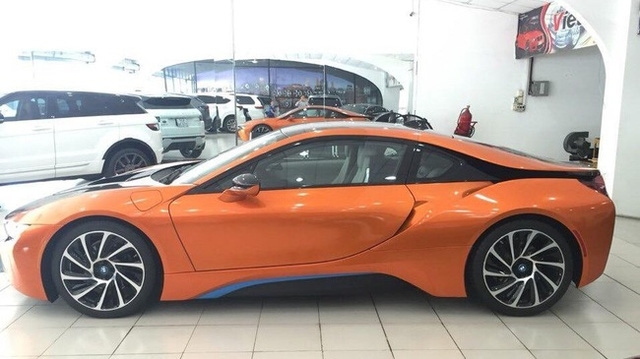  Cũng có sắc cam nổi bật, nhưng tay chơi Sài thành lại chọn cho chiếc BMW i8 của mình màu cam bóng kết hợp cùng các chi tiết màu xám bút chì và xanh dương nguyên bản của xe. 
