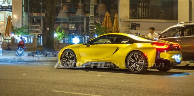  Cũng nổi bật không kém là bộ áo vàng xước, trong đó, chiếc BMW i8 từng thuộc sở hữu của Minh Nhựa là mẫu xe đầu tiên thay đổi màu sơn ở ngoại thất bằng đề-can. 