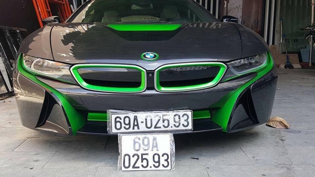  BMW i8 của dân chơi đến từ Cà Mau lại chọn màu xanh lá nổi bật để làm điểm nhấn bên cạnh bộ áo màu xám bút chì nguyên bản. 