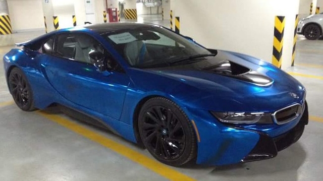  BMW i8 của thiếu gia sinh năm 1997 nổi bật trong bộ áo crôm. Tuy nhiên, chỉ vài ngày sau thay áo, chiếc xe thể thao tiền tỷ đã gặp nạn lần 2 và đến nay bị vứt xó trong một garage tại Hà thành. 