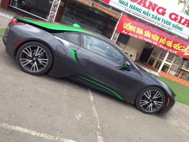  BMW i8 nguyên bản sở hữu động cơ 1,5 lít, 3 xy lanh, TwinPower Turbo, sản sinh công suất cực đại 231 mã lực, mô-men xoắn cực đại 320 Nm, kết hợp một động cơ điện cho công suất cực đại lên thành 131 mã lực, mô-men xoắn 250 Nm. Tổng công suất cực đại trên chiếc, BMW i8 do 2 động cơ xăng và điện kết hợp là 362 mã lực và mô-men xoắn cực đại là 570Nm. Với động cơ điện, siêu xe thể thao có thể hoàn thành quãng đường dài 35km, vận tốc tối đa đạt được 120km/h. 