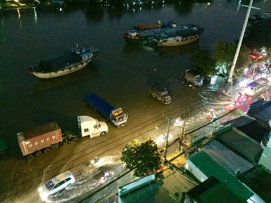 Duong pho Sai Gon ngap nang vi mua lon ket hop dinh trieu hinh anh 1