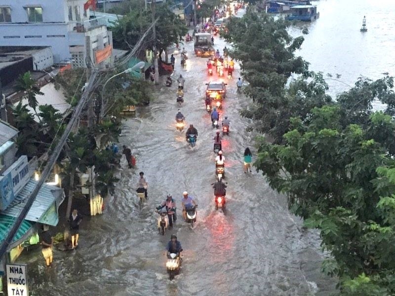 Duong pho Sai Gon ngap nang vi mua lon ket hop dinh trieu hinh anh 2