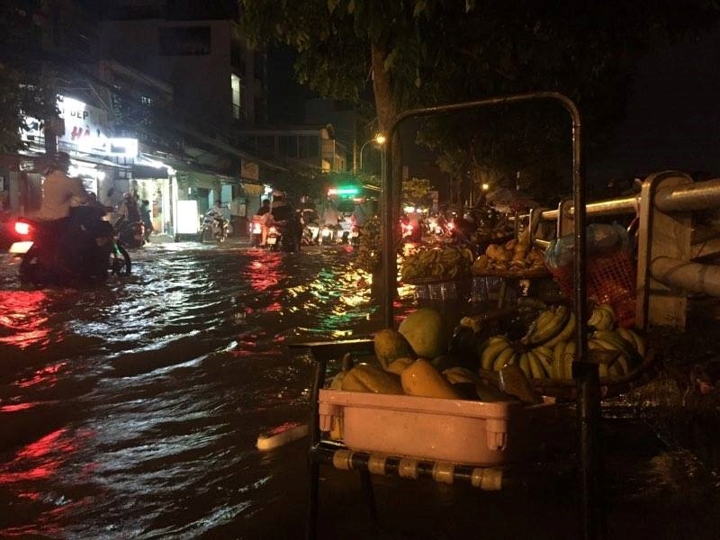 Duong pho Sai Gon ngap nang vi mua lon ket hop dinh trieu hinh anh 3