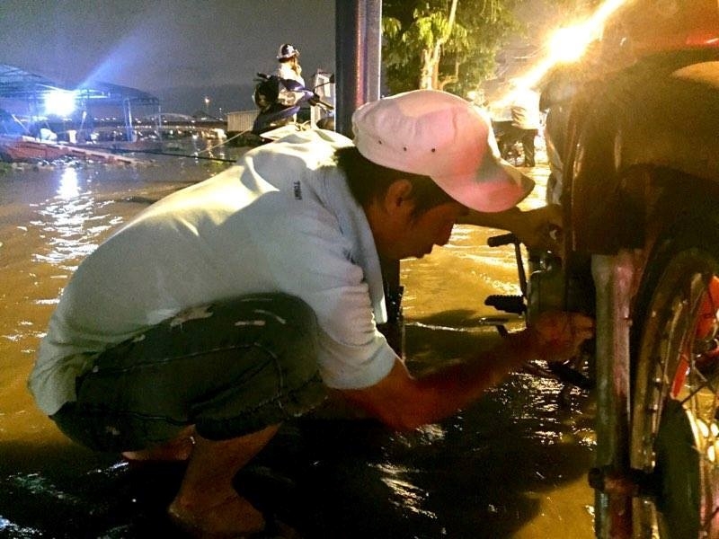 Duong pho Sai Gon ngap nang vi mua lon ket hop dinh trieu hinh anh 4