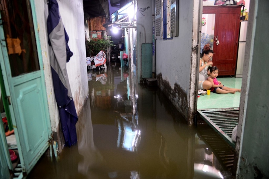 Duong pho Sai Gon ngap nang vi mua lon ket hop dinh trieu hinh anh 9