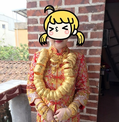 co dau tq deo hang chuc kg vang trong ngay cuoi hinh anh 1