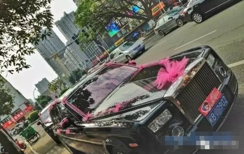 co dau tq deo hang chuc kg vang trong ngay cuoi hinh anh 3