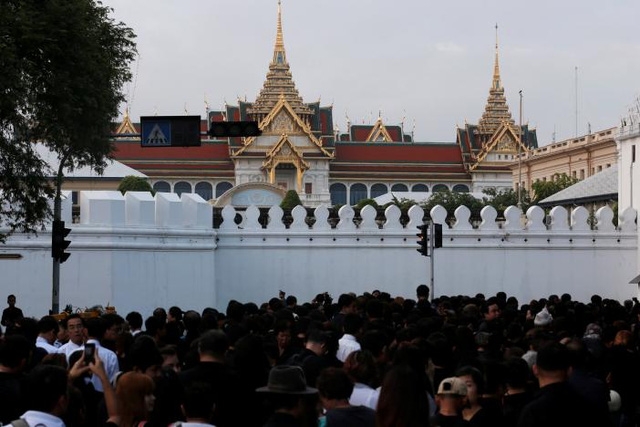  Người dân Thái Lan vái vọng Quốc vương bên ngoài Cung điện Hoàng gia. (Ảnh: Reuters) 