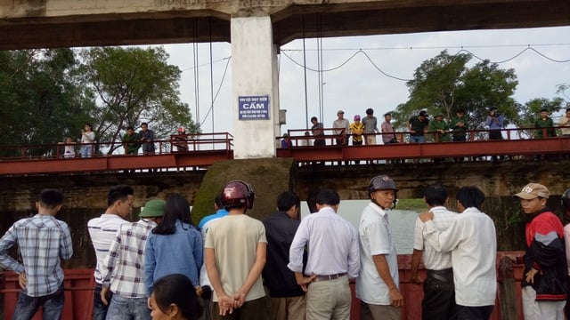  Nhiều người dân ra tận nơi chứng kiến việc mở cửa tràn xả lũ. 
