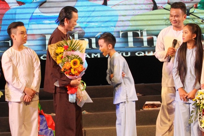 Hoai Linh nhan than dong cai luong mien Tay lam con nuoi hinh anh 2