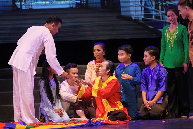 Hoai Linh nhan than dong cai luong mien Tay lam con nuoi hinh anh 4