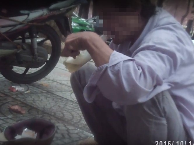 Hút khói “cỏ” vào miệng