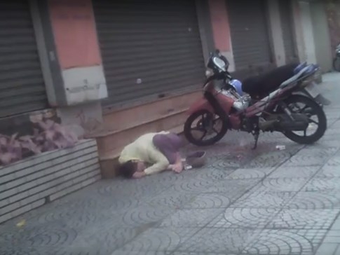 Hút ‘cỏ’, ‘phê’ thuốc ngay trung tâm Sài Gòn 2