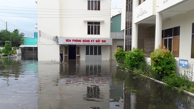 Sở Tài nguyên – Môi trường tỉnh Kiên Giang bị ngập sâu khiến hồ sơ của người dân