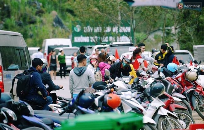 Những hình ảnh đông đúc đến ngộp thở ở Hà Giang trong dịp lễ hội Hoa tam giác mạch - Ảnh 5.
