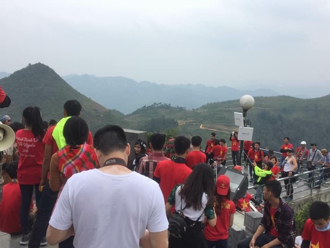Những hình ảnh đông đúc đến ngộp thở ở Hà Giang trong dịp lễ hội Hoa tam giác mạch - Ảnh 7.