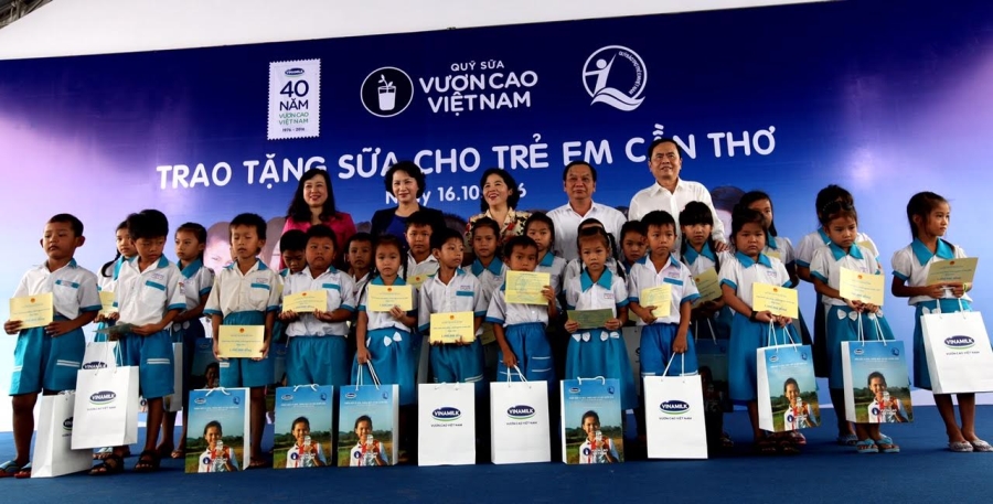 Quỹ sữa Vươn cao Việt Nam và Vinamilk trao tặng sữa cho trẻ em tại Cần Thơ